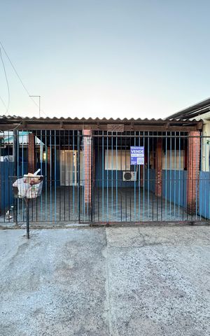 Casa à venda com 180m², 2 quartos e 2 vagas Casa à venda com 180m², 2 quartos e 2 vagasFachada