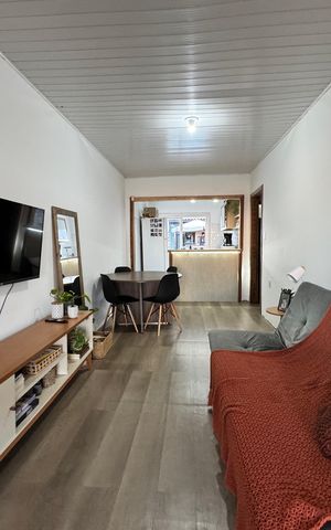 Casa à venda com 180m², 2 quartos e 2 vagas Casa à venda com 180m², 2 quartos e 2 vagasSala