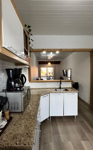 Casa à venda com 180m², 2 quartos e 2 vagas Casa à venda com 180m², 2 quartos e 2 vagasCozinha