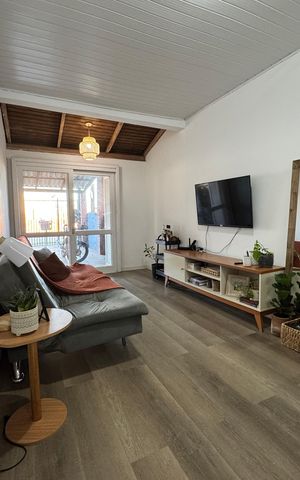 Casa à venda com 180m², 2 quartos e 2 vagas Casa à venda com 180m², 2 quartos e 2 vagasSala