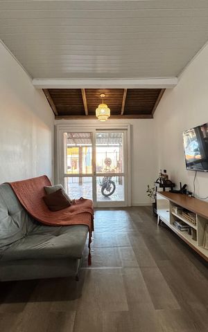 Casa à venda com 180m², 2 quartos e 2 vagas Casa à venda com 180m², 2 quartos e 2 vagasSala