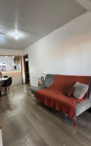 Casa à venda com 180m², 2 quartos e 2 vagas Casa à venda com 180m², 2 quartos e 2 vagasSala