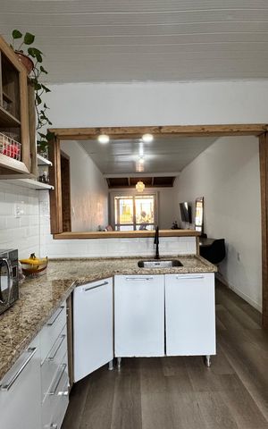 Casa à venda com 180m², 2 quartos e 2 vagas Casa à venda com 180m², 2 quartos e 2 vagasCozinha