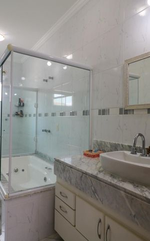 Casa à venda com 282m², 3 quartos e 4 vagasBanheiro da Suíte 1