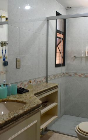 Apartamento à venda com 185m², 4 quartos e 3 vagasBanheiro da Suíte 1