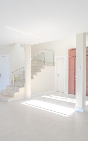 Casa de condomínio à venda com 335m², 3 quartos e 4 vagas Casa de condomínio à venda com 335m², 3 quartos e 4 vagasCozinha e Área de Serviço