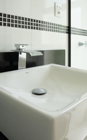 Casa de condomínio à venda com 335m², 3 quartos e 4 vagas Casa de condomínio à venda com 335m², 3 quartos e 4 vagasBanheiro do Quarto 2