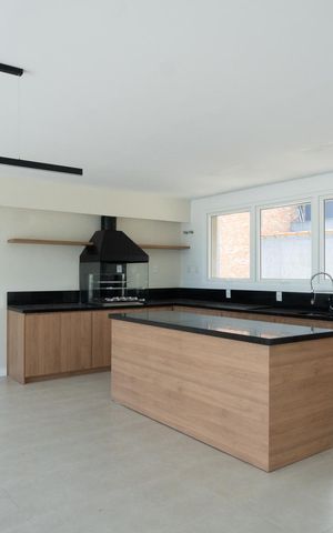 Casa de condomínio à venda com 335m², 3 quartos e 4 vagas Casa de condomínio à venda com 335m², 3 quartos e 4 vagasCozinha