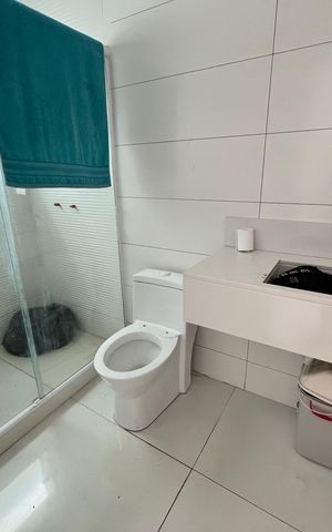 Casa à venda com 1200m², 4 quartos e 8 vagas Casa à venda com 1200m², 4 quartos e 8 vagasBanheiro de Serviço