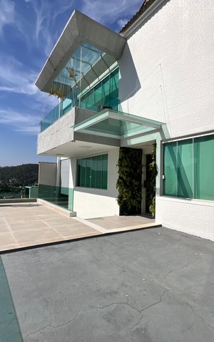 Casa à venda com 1200m², 4 quartos e 8 vagas Casa à venda com 1200m², 4 quartos e 8 vagasFachada