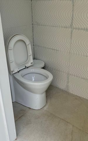 Casa à venda com 1200m², 4 quartos e 8 vagas Casa à venda com 1200m², 4 quartos e 8 vagasBanheiro de Serviço