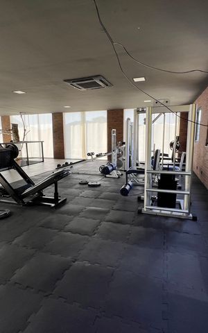 Casa à venda com 1200m², 4 quartos e 8 vagas Casa à venda com 1200m², 4 quartos e 8 vagasÁrea comum - Academia