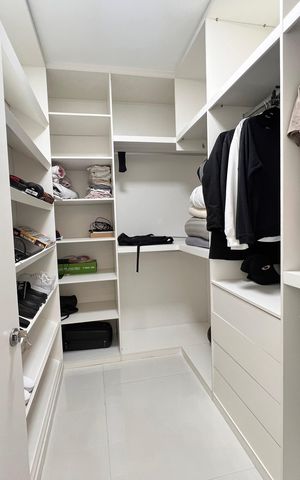 Casa à venda com 1200m², 4 quartos e 8 vagas Casa à venda com 1200m², 4 quartos e 8 vagasCloset da suíte 2