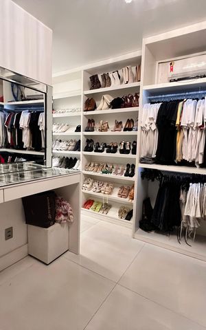 Casa à venda com 1200m², 4 quartos e 8 vagas Casa à venda com 1200m², 4 quartos e 8 vagasCloset da suíte 3
