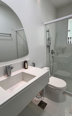 Casa à venda com 1200m², 4 quartos e 8 vagas Casa à venda com 1200m², 4 quartos e 8 vagasBanheiro da Suíte