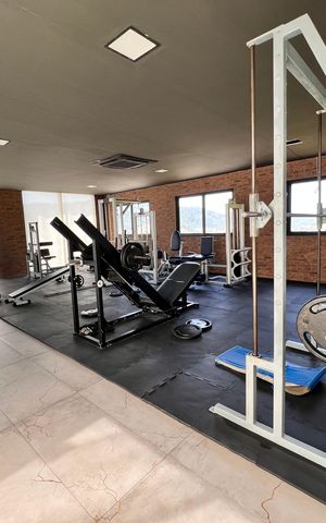 Casa à venda com 1200m², 4 quartos e 8 vagas Casa à venda com 1200m², 4 quartos e 8 vagasÁrea comum - Academia