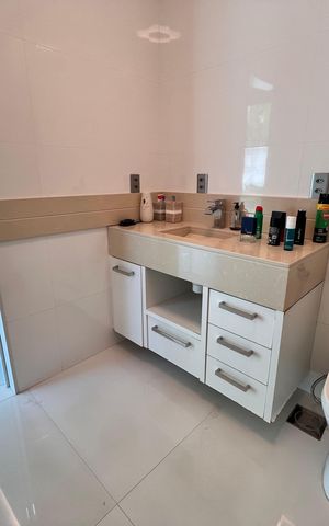 Casa à venda com 1200m², 4 quartos e 8 vagas Casa à venda com 1200m², 4 quartos e 8 vagasBanheiro da Suíte 2