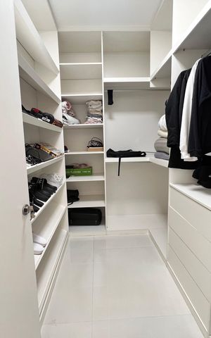 Casa à venda com 1200m², 4 quartos e 8 vagas Casa à venda com 1200m², 4 quartos e 8 vagasCloset da suíte 2