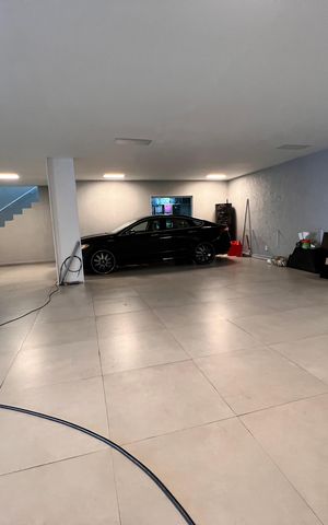 Casa à venda com 1200m², 4 quartos e 8 vagas Casa à venda com 1200m², 4 quartos e 8 vagasGaragem