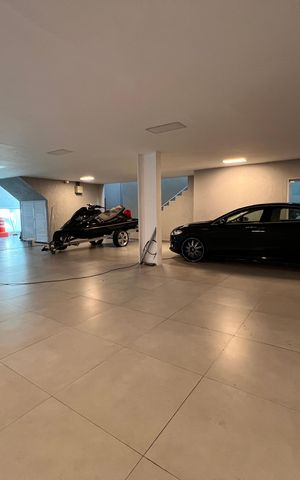 Casa à venda com 1200m², 4 quartos e 8 vagas Casa à venda com 1200m², 4 quartos e 8 vagasGaragem