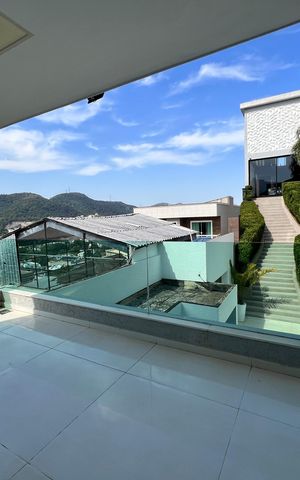 Casa à venda com 1200m², 4 quartos e 8 vagas Casa à venda com 1200m², 4 quartos e 8 vagasVaranda da suíte 2