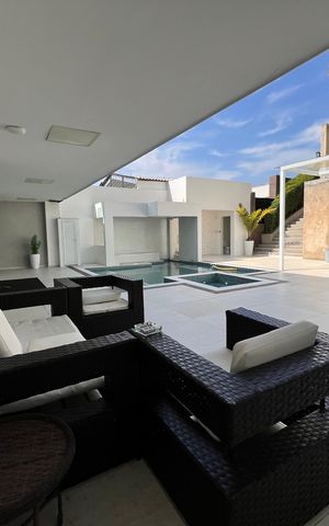 Casa à venda com 1200m², 4 quartos e 8 vagas Casa à venda com 1200m², 4 quartos e 8 vagasÁrea comum