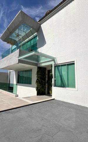 Casa à venda com 1200m², 4 quartos e 8 vagas Casa à venda com 1200m², 4 quartos e 8 vagasFachada