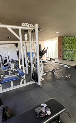 Casa à venda com 1200m², 4 quartos e 8 vagas Casa à venda com 1200m², 4 quartos e 8 vagasÁrea comum - Academia