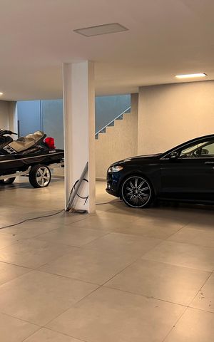 Casa à venda com 1200m², 4 quartos e 8 vagas Casa à venda com 1200m², 4 quartos e 8 vagasGaragem