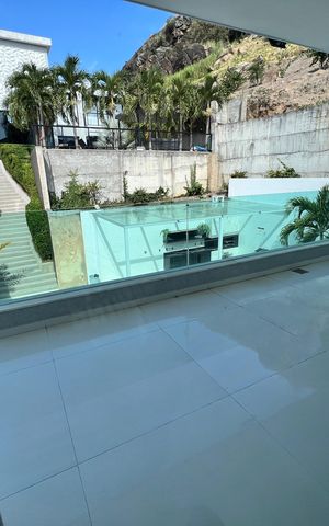 Casa à venda com 1200m², 4 quartos e 8 vagas Casa à venda com 1200m², 4 quartos e 8 vagasVaranda da suíte 2