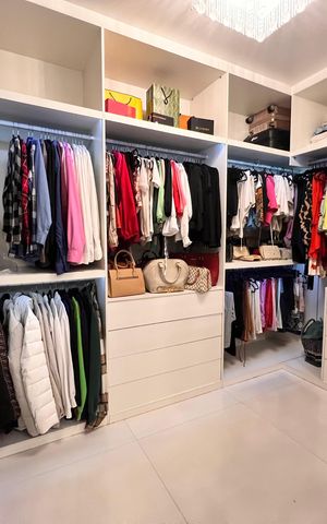 Casa à venda com 1200m², 4 quartos e 8 vagas Casa à venda com 1200m², 4 quartos e 8 vagasCloset da suíte 3