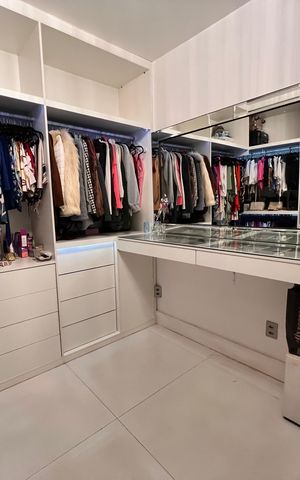Casa à venda com 1200m², 4 quartos e 8 vagas Casa à venda com 1200m², 4 quartos e 8 vagasCloset da suíte 3