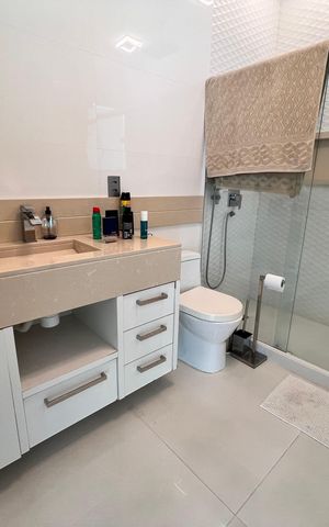 Casa à venda com 1200m², 4 quartos e 8 vagas Casa à venda com 1200m², 4 quartos e 8 vagasBanheiro da Suíte 2