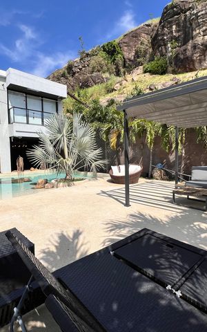 Casa à venda com 1200m², 4 quartos e 8 vagas Casa à venda com 1200m², 4 quartos e 8 vagasÁrea comum