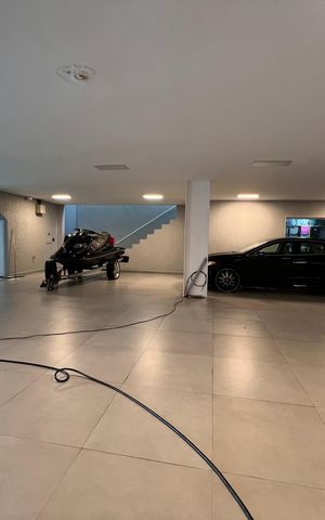 Casa à venda com 1200m², 4 quartos e 8 vagas Casa à venda com 1200m², 4 quartos e 8 vagasGaragem