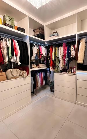 Casa à venda com 1200m², 4 quartos e 8 vagas Casa à venda com 1200m², 4 quartos e 8 vagasCloset da suíte 3