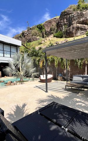 Casa à venda com 1200m², 4 quartos e 8 vagas Casa à venda com 1200m², 4 quartos e 8 vagasÁrea comum