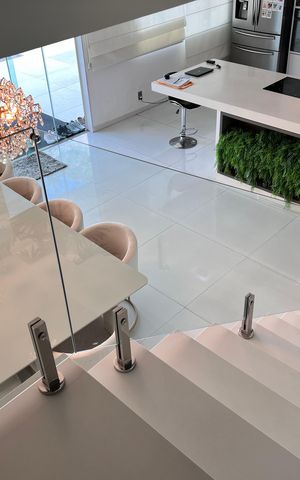 Casa à venda com 1200m², 4 quartos e 8 vagas Casa à venda com 1200m², 4 quartos e 8 vagasEscada