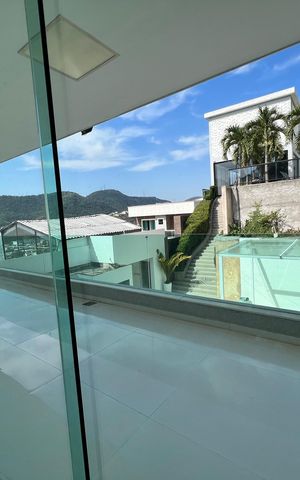 Casa à venda com 1200m², 4 quartos e 8 vagas Casa à venda com 1200m², 4 quartos e 8 vagasVaranda da Suíte 4
