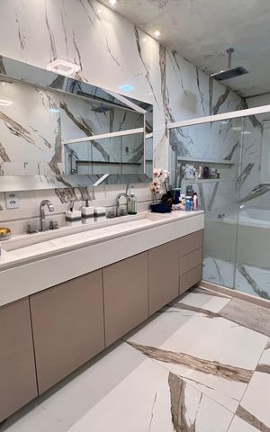 Casa à venda com 1200m², 4 quartos e 8 vagas Casa à venda com 1200m², 4 quartos e 8 vagasBanheiro da Suíte 3