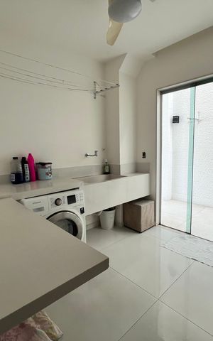 Casa à venda com 1200m², 4 quartos e 8 vagas Casa à venda com 1200m², 4 quartos e 8 vagasÁrea de Serviço