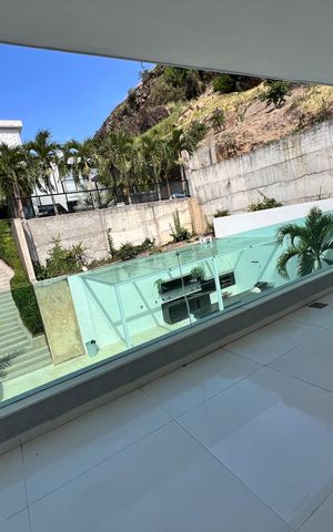 Casa à venda com 1200m², 4 quartos e 8 vagas Casa à venda com 1200m², 4 quartos e 8 vagasVaranda da suíte 2