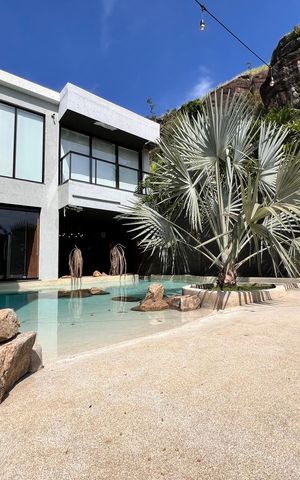 Casa à venda com 1200m², 4 quartos e 8 vagas Casa à venda com 1200m², 4 quartos e 8 vagasFachada