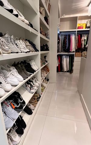 Casa à venda com 1200m², 4 quartos e 8 vagas Casa à venda com 1200m², 4 quartos e 8 vagasCloset da suíte 3