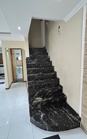 Casa para alugar com 200m², 3 quartos e 3 vagasEscada