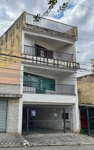 Casa à venda com 360m², 4 quartos e 6 vagasFachada + plaquinha