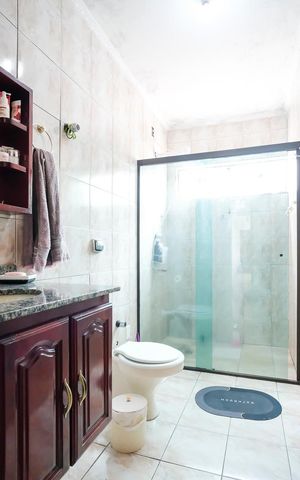 Casa à venda com 360m², 4 quartos e 6 vagasBanheiro da suíte 1
