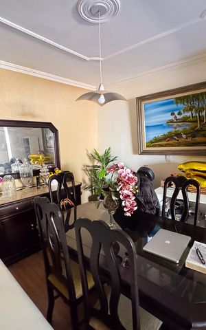 Casa à venda com 283m², 3 quartos e 2 vagas Casa à venda com 283m², 3 quartos e 2 vagasSala