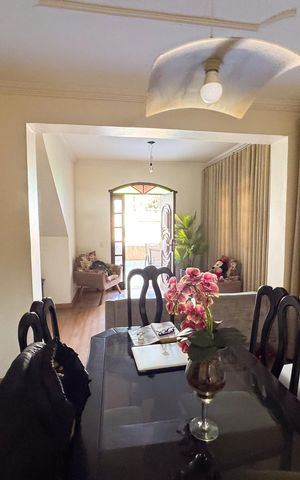 Casa à venda com 283m², 3 quartos e 2 vagas Casa à venda com 283m², 3 quartos e 2 vagasSala