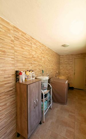 Casa à venda com 550m², 4 quartos e 3 vagas Casa à venda com 550m², 4 quartos e 3 vagasÁrea de Serviço